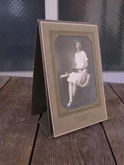 画像1: アンティーク　古い写真　アイオワ州ダベンポートの女性　1人目　店舗用装飾品　ビンテージ