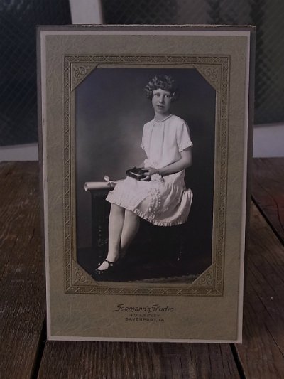 画像2: アンティーク　古い写真　アイオワ州ダベンポートの女性　1人目　店舗用装飾品　ビンテージ