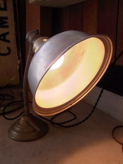 画像1: アンティーク　マシーンエイジ　1灯　インダストリアル　テーブルランプ　メタルシェード　ビンテージ
