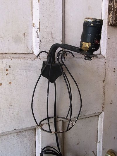 画像1: アンティーク　1950’S　ミッドセンチュリー　ウォールマウントブラケットライト　メタル　ワイヤーケージ　1灯　ビンテージ