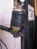 画像3: アンティーク　1950’S　ミッドセンチュリー　ウォールマウントブラケットライト　メタル　ワイヤーケージ　1灯　ビンテージ (3)