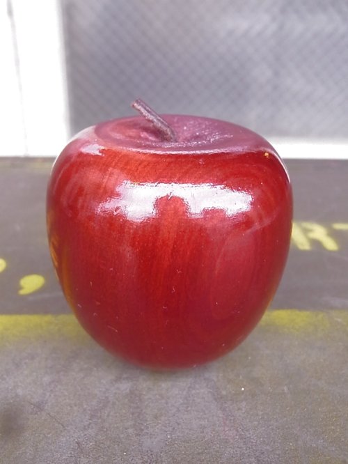 other photographs.1: リンゴ　apple　アップル　卓上オブジェ　ウッド　アンティーク　ビンテージ