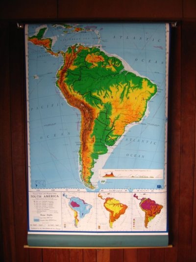 画像1: 地図　スクールマップ　ロールダウン式マップ　SOUTH AMERICA　南米地図　PICTORIAL RELIEF　壁掛け　店舗什器　アンティーク　ビンテージ