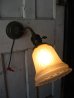 画像1: 1900’S 10'S 20'S　ウォールマウントブラケットライト　フロストガラス　ファンシーシェード　ビクトリアン　装飾　真鍮　1灯　アンティーク　ビンテージ (1)