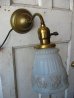 画像2: 1910'S 20'S 30'S　ウォールマウントブラケットライト　フロストガラス　ファンシーシェード　ビクトリアン　装飾　真鍮　1灯　アンティーク　ビンテージ (2)