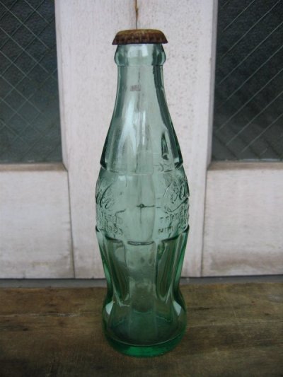画像2: 80'S　エンボスボトル　SODA BOTTLE　ソーダボトル　ポップボトル　ガラス瓶　コカコーラ　COKE　色つきガラス　王冠付き　アンティーク　ビンテージ