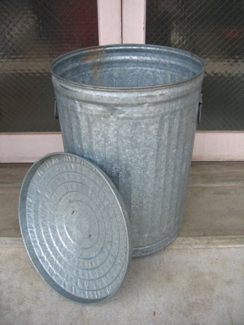 other photographs.1: ダストボックス　buckets　trash can　トラッシュカン　ゴミ箱　蓋付き　大型　ブリキ　アンティーク　ビンテージ