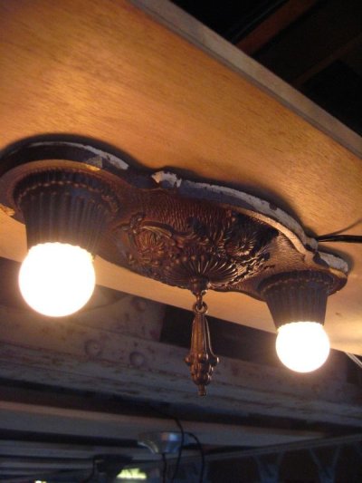 画像1: K様商談中　1910's  20's    ヴィクトリアン　2pcsセット　フラッシュマウント　シーリングランプ　ベアバルブ　2灯  装飾　　チャーム付き　アイアン　鋳物　アンティーク　ビンテージ