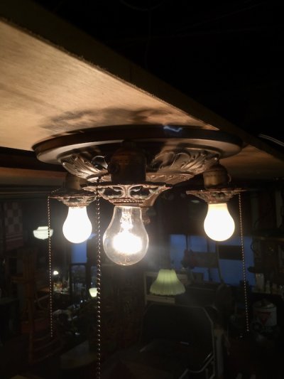 画像1: 1920'S30'S　アールデコ　フラッシュマウント　シーリングライト　3灯　シャンデリア　真鍮　ベアバルブ　ソケットサラウンド　ボールチェーンスイッチ付　ビクトリアン　装飾　アンティーク　ビンテージ