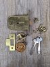 画像2: 1950'S 60's　YALE　night latch　rim lock　ナイトラッチ　デッドロック　キー付き　錠前　鍵　デッドストック　真鍮　鉄　アンティーク　ビンテージ (2)
