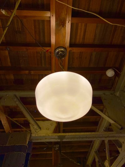 画像2: 1930'S　ミルクガラスシェード　ペンダントランプ　シーリングライト　1灯　スクールハウスシーリング　大型　アーツ＆クラフツ　シャビーシック　スチール　アイアン　アンティーク　ビンテージ