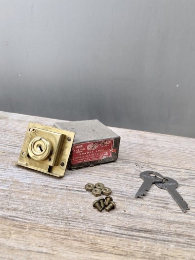 画像1: 1940'S　CORBIN　CABINET LOCK　NOS　cabinet display case　drawer lock　デッドストック　モルティスロック 　彫り込み錠　真鍮　アンティーク　ビンテージ