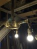 画像2: 1910'S 20'S　アーリーセンチュリー　アーツ＆クラフツ　アールデコ　シーリングライト　レア　スクエアシャフトランプ　パンランプ　GEソケット 　3灯　シャンデリア　真鍮　ベアバルブ　ターンスイッチ付　ソリッドブラス　アンティーク　ビンテージ (2)