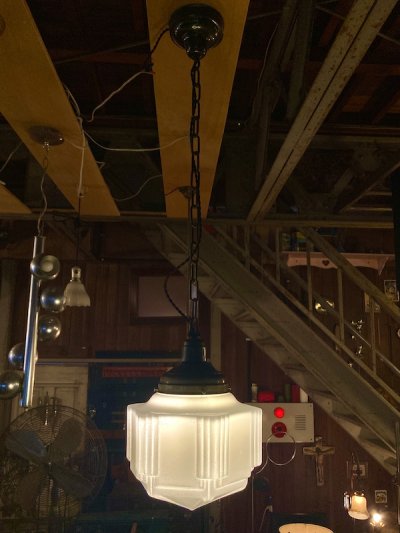 画像2: 1910'S 20'S　1910年代 20年代　アールデコ　ギャッツビー　スイングエラ　スカイスクレイパーシェード　スクールハウス シーリングライト　摩天楼シェード　ウエディングケーキ　ミルクガラスシェード　銅メッキ　アイアン　激レア　1灯　アンティーク　ビンテージ