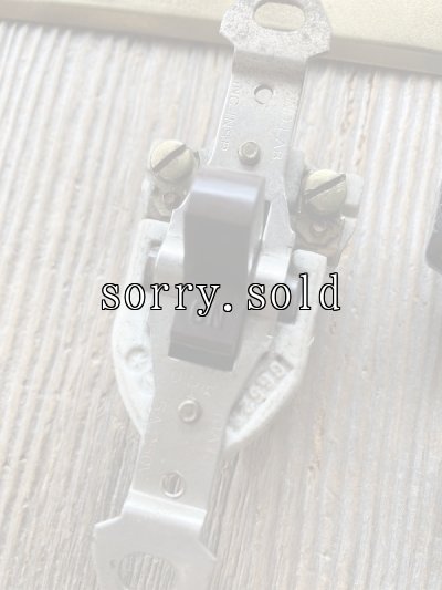 画像16: 1930'S 40'S　レア　エクセレントコンディション　BRYANT　HEMCO　BULLS EYE SWITCH-ASSY　ブルズアイスイッチ　グラスジュエル　GLASS JEWEL　レッドカットガラス　トグルスイッチ　ブラス プレート　ポーセリン　真鍮　アンティーク　ビンテージ