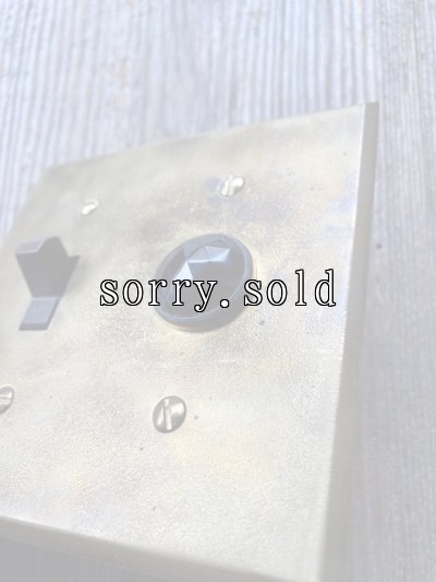 画像11: 1930'S 40'S　レア　エクセレントコンディション　BRYANT　HEMCO　BULLS EYE SWITCH-ASSY　ブルズアイスイッチ　グラスジュエル　GLASS JEWEL　レッドカットガラス　トグルスイッチ　ブラス プレート　ポーセリン　真鍮　アンティーク　ビンテージ