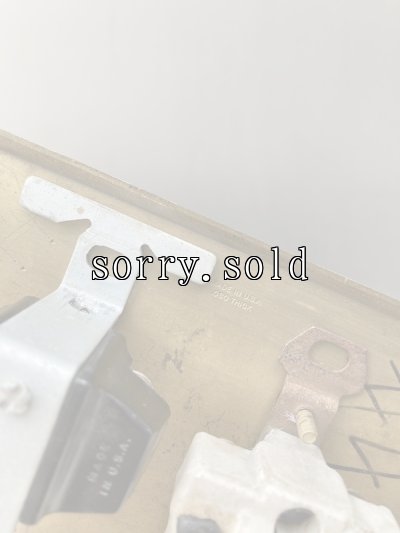 画像9: 1930'S 40'S　レア　エクセレントコンディション　BRYANT　HEMCO　BULLS EYE SWITCH-ASSY　ブルズアイスイッチ　グラスジュエル　GLASS JEWEL　レッドカットガラス　トグルスイッチ　ブラス プレート　ポーセリン　真鍮　アンティーク　ビンテージ