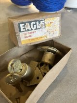 40'S 50'S　2pcs/SET.　EAGLE　NOS　cabinet display case lock　デッドストック　モルティスロック 　彫り込み錠　マイナスビス　オリジナルキー　付き　鉄　真鍮　アンティーク　ビンテージ