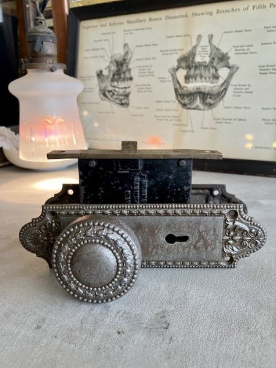 画像2: 1880'S 1890'S 1900'S　ヴィクトリアン　19世紀　ヘヴィーデューティー　コンプリートASSY　ドアノブ ラッチバック ドアストライク ドアプレート キー　フルセット　OLD　ニッケルメッキ　カーリー　ボタニカル　ビクトリアン装飾　キャストアイアン　鋳物　ヘヴィーアイアン　ブラス　アンティーク　ビンテージ