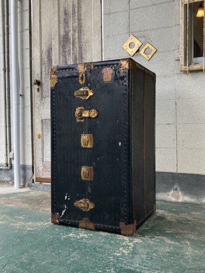 画像2: 1900'S 10'S　アメリカ製　steamer trunk　WHEARY TRUNK Co.　ワードローブトランク　カンパニーデカール付　木製ハンガー付　超大型　衣装ケース　店舗什器に　アンティーク　ビンテージ