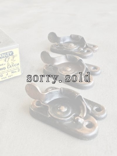 画像1: 1910'S 20'S　レア　STANLEY　THUMB LATCH　JAPANNED　3PCS/SET　箱付きデッドストック　NOS　ジャパンドメッキ　ジャパンカラー　アーリーセンチュリー　ウインドーロック　サッシロック　キャッチセット　鉄　銅メッキ　アンティーク　ビンテージ