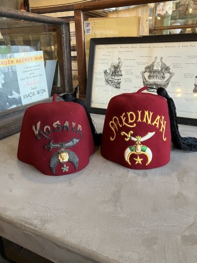 画像2: 1940'S 50'S　フェズハット　2個セット　TIKI　ティキ　MEDINAH　KOSAIR　シュライナーズ　Shriners　フリーメイソン　フリーメーソン　freemason　NEW YORK COSTUME CO.　MILITARY & SOCIETY COOP　ディスプレイに　やや虫喰いアリ　アンティーク　ビンテージ