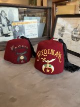 1940'S 50'S　フェズハット　2個セット　TIKI　ティキ　MEDINAH　KOSAIR　シュライナーズ　Shriners　フリーメイソン　フリーメーソン　freemason　NEW YORK COSTUME CO.　MILITARY & SOCIETY COOP　ディスプレイに　やや虫喰いアリ　アンティーク　ビンテージ