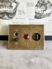 画像1: 1920'S　レア　BRYANT　GE　ARROW　BULLS EYE SWITCH-ASSY　ブルズアイスイッチwithシングルアウトレット　グラスジュエル　GLASS JEWEL　レッドカットガラス　アーリーセンチュリー　1口コンセント　ヘヴィーブラスプレート　プッシュスイッチ　ポーセリン　真鍮　アンティーク　ビンテージ (1)