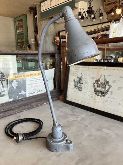 画像2: 1930'S 40'S　ワークベンチ アーティキュレイテッド アームライト　レア!!　NEW YORK CITY　RELIANCE DEVICES CO.　SWIVELIER WORK-LIGHTS　BRYANT　インダストリアルランプ　デスクランプ　タスクランプ　1灯　2アジャスター　アイアン　スチール　ブラス　ポーセリン　PATINA　ベンチマウント＆ウォールマウント　アンティーク　ビンテージ