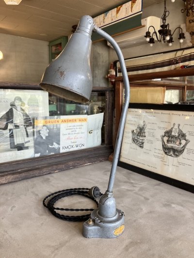 画像1: 1930'S 40'S　ワークベンチ アーティキュレイテッド アームライト　レア!!　NEW YORK CITY　RELIANCE DEVICES CO.　SWIVELIER WORK-LIGHTS　BRYANT　インダストリアルランプ　デスクランプ　タスクランプ　1灯　2アジャスター　アイアン　スチール　ブラス　ポーセリン　PATINA　ベンチマウント＆ウォールマウント　アンティーク　ビンテージ