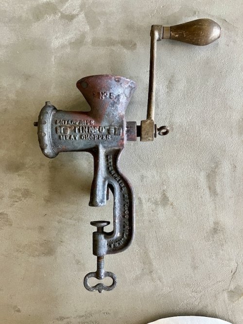 other photographs.2: 1880'S　19世紀　アメリカ　TINNED ENTERPRISE　MEAT CHOPPER　パティナ　ミートチョッパー　フードプロセッサー　グラインダー　ウッドハンドル　キャストアイアン　鋳物　アメリカン　ハンバーガー　ランチョンミート　パティーナ　ジャンク　アンティーク　ビンテージ