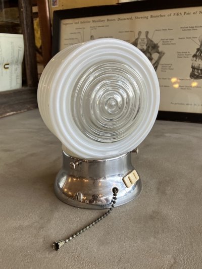 画像2: 1950'S 60'S　パウダールームランプ　LEVITON ソケット　洗面　レストルーム　トイレ　バスルームライト　ミントコンディション　ウォールマウントブラケットライト　1灯　フロスト＆リブドガラス　スチール　クロムメッキ 　アンティーク　ビンテージ