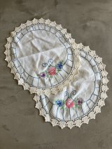 1920'S 30'S　ビクトリアン　プリミティブ　ボタニカルデザイン　アンティークリネン　プレースマット　ランチョンマット　2PCS/SET.　ハンドステッチ　刺繍　キッチン　レース　フリル　花柄　オールドカントリー　アンティーク　ビンテージ