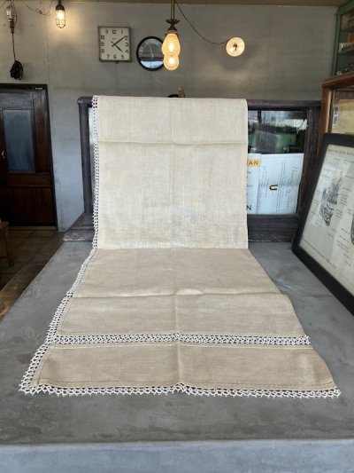 画像2: 1910'S 20'S 30'S　ビクトリアン　プリミティブ　キャビネットクロス　テーブルランナー　アンティークリネン　ハンドステッチ　真麻　ネップ　ベージュ　アンティークレース　ビンテージファブリック　ビンテージジュエリーショップのディスプレイ用にも