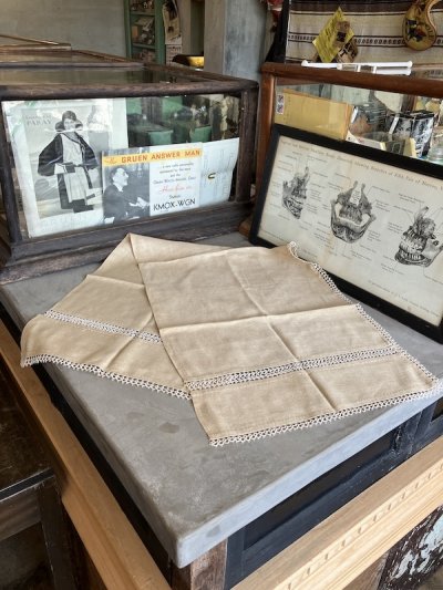 画像1: 1910'S 20'S 30'S　ビクトリアン　プリミティブ　キャビネットクロス　テーブルランナー　アンティークリネン　ハンドステッチ　真麻　ネップ　ベージュ　アンティークレース　ビンテージファブリック　ビンテージジュエリーショップのディスプレイ用にも