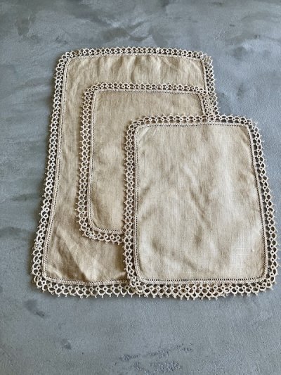 画像2: 1910'S 20'S 30'S　ビクトリアン　プリミティブ　プレースマット　place mat　ランチョンマット　テーブルランナー　3PCS/SET.　アンティークリネン　真麻　ネップ　ベージュ　アンティークレース　ビンテージファブリック　ビンテージジュエリーショップのディスプレイ用にも