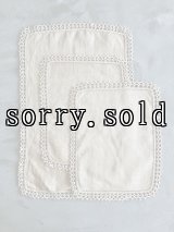 1910'S 20'S 30'S　ビクトリアン　プリミティブ　プレースマット　place mat　ランチョンマット　テーブルランナー　3PCS/SET.　アンティークリネン　真麻　ネップ　ベージュ　アンティークレース　ビンテージファブリック　ビンテージジュエリーショップのディスプレイ用にも