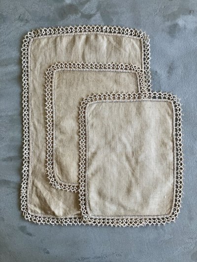 画像1: 1910'S 20'S 30'S　ビクトリアン　プリミティブ　プレースマット　place mat　ランチョンマット　テーブルランナー　3PCS/SET.　アンティークリネン　真麻　ネップ　ベージュ　アンティークレース　ビンテージファブリック　ビンテージジュエリーショップのディスプレイ用にも