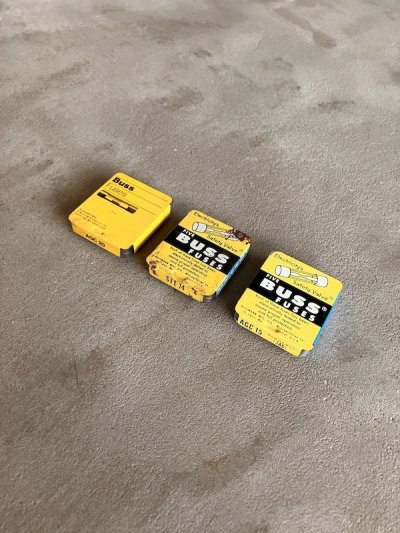 画像1: 1960'S 70'S　3個セット　菅ヒューズ　ヒューズ入れ　BUSS FUSES　ティン缶　シャビーシック　ビンテージカー　オールドモーターサイクルのヒューズの携行に　アンティーク　ビンテージ
