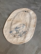 1920'S 30'S　ドイリー　花瓶敷き　プリミティブ　バード　BIRD デザイン　アンティークリネン　プレースマット　テーブルマット　ハンドステッチ　刺繍　キッチン　レース　フリル　オールドカントリー　アンティーク　ビンテージ