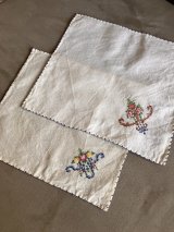 1920'S 30'S　ビクトリアン　プリミティブ　フラワーデザイン　アイボリー　ブルー　アンティークリネン　プレースマット　ランチョンマット　2PCS/SET.　ハンドステッチ　刺繍　キッチン　レース　フリル　花柄　オールドカントリー　アンティーク　ビンテージ