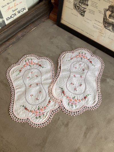 画像1: 1920'S 30'S　ビクトリアン　プリミティブ　フラワーデザイン　ピンク　アンティークリネン　プレースマット　ランチョンマット　2PCS/SET.　ハンドステッチ　刺繍　キッチン　レース　フリル　花柄　オールドカントリー　アンティーク　ビンテージ