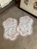 画像1: 1920'S 30'S　ビクトリアン　プリミティブ　フラワーデザイン　ピンク　アンティークリネン　プレースマット　ランチョンマット　2PCS/SET.　ハンドステッチ　刺繍　キッチン　レース　フリル　花柄　オールドカントリー　アンティーク　ビンテージ (1)