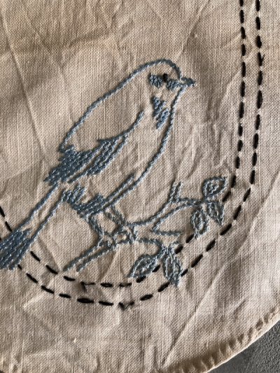 画像2: 1920'S 30'S　ドイリー　花瓶敷き　プリミティブ　バード　BIRD デザイン　アンティークリネン　プレースマット　テーブルマット　ハンドステッチ　刺繍　キッチン　レース　フリル　オールドカントリー　アンティーク　ビンテージ
