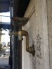 画像2: 1920'S 30'S　ビクトリアン　SOAPDISH　公共施設　station bathroom　ウォールマウント　cityハンドル　水道　蛇口　faucet　TAP　ビンテージプランビング　給水栓　洗面　ソープディッシュ　石鹸台　真鍮　シェル型　シャビーシック　アンティーク　ビンテージ (2)
