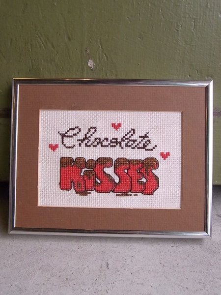 画像1: アンティーク　ウォールオーナメント　壁掛け絵画　刺繍アート　CHOCOLATE KISSES　ビンテージ (1)