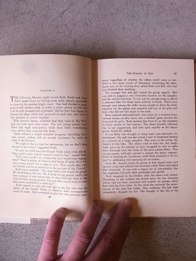 画像1: アンティーク　洋書　THE SCHOOL OF GOD　1943　本　古書　ビンテージ