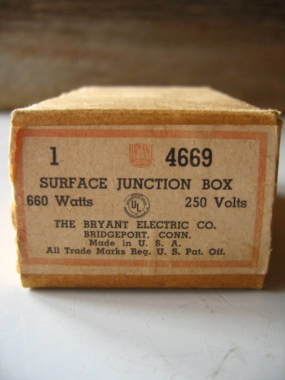 画像2: 1930’S 40'S　アメリカ製　BRYANT　SURFACE JUNCTION BOX　ジャンクション　ライティング　シーリングベース　ベークライト　ポーセリン　箱付　デッドストック　配線ダクト 引っ掛けシーリング 代わりに　アンティーク　ビンテージ