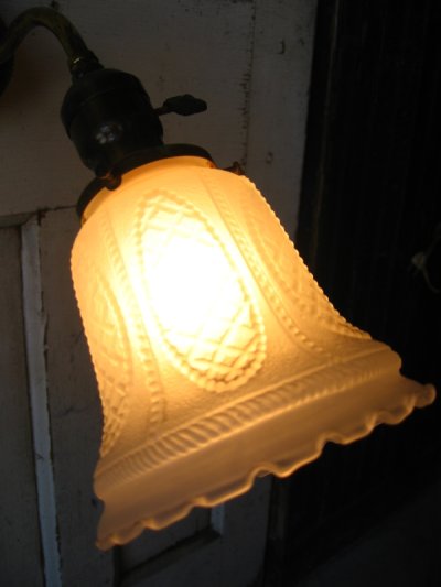 画像1: 1900’S 10'S 20'S　ウォールマウントブラケットライト　フロストガラス　ファンシーシェード　ビクトリアン　装飾　真鍮　1灯　アンティーク　ビンテージ