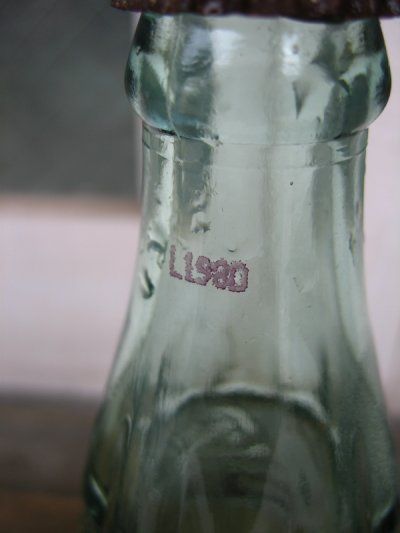 画像1: 80'S　エンボスボトル　SODA BOTTLE　ソーダボトル　ポップボトル　ガラス瓶　コカコーラ　COKE　色つきガラス　王冠付き　アンティーク　ビンテージ